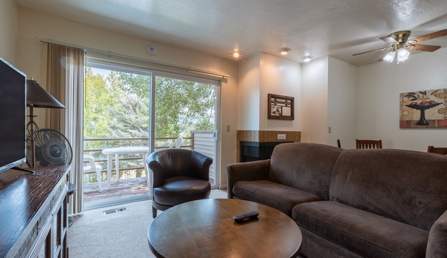 Nature's Embrace! 2 Relaxing Units, Swimming Pool, Free Parking, Full Kitchen!