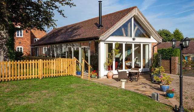 NATURE'S LODGE, pet friendly, with open fire in Cookley