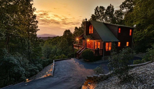 Nature's Loft - Sunset Mtn Views, Hot Tub, Dog Friendly