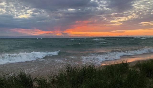 Nature's Nook - Hot Tub! - walk to Lake Michigan!