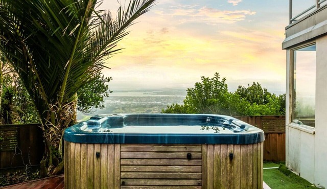 Nature's Nook with spa, deck and views