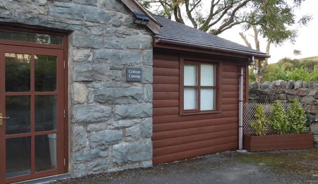 Nature's Oasis: Pet-Friendly Snowdonia Cottage