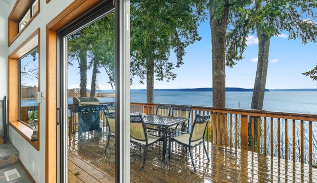 Nature's Paradise Hood Canal 4 b/r sleeps 6 Waterfront Home w/NatGeo Views