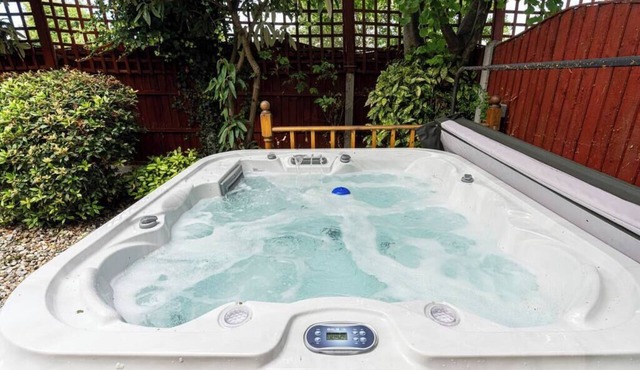 Nature's Serenade:3BR Classic Home-Jacuzzi and Sauna