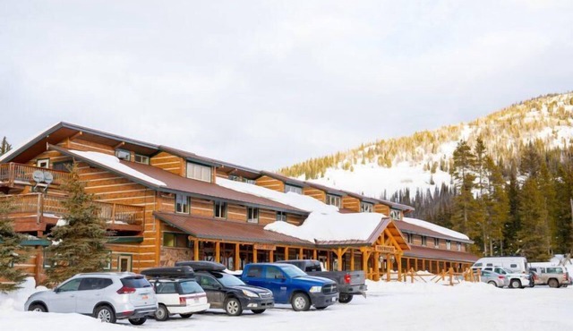 Nature Scenic Views! Free Parking, Restaurants and Bar