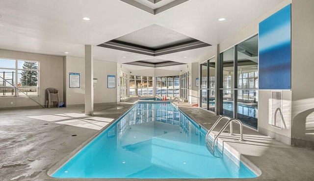 Nature Symphony: 2BR, Pool, Hot Tub, Gym, Parking