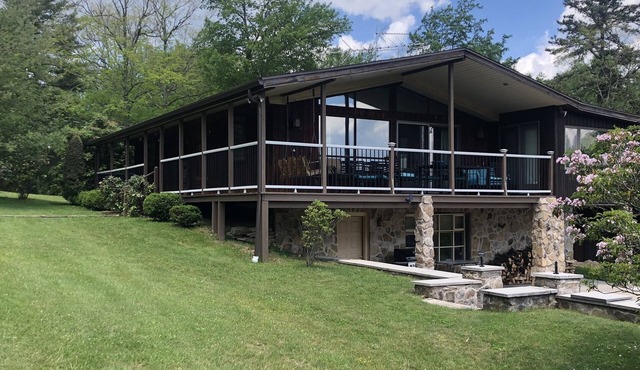 Nature’s Best - 1 Hr to PSU Great view. Surrounded by woodlands Sleeps 8