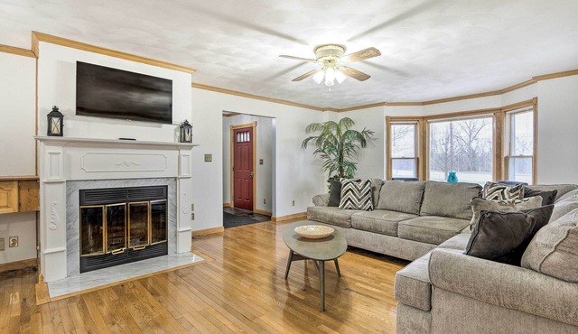 Nature’s Haven Farmhouse in Pickerington w/Deck