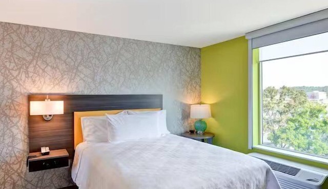 Nature’s Nook: Lake View, Full Kitchen, Pet-friendly, Free Breakfast & Parking!