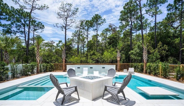 NatureWalk with Private Pool, HotTub, Fire Pit & 4 Bikes!