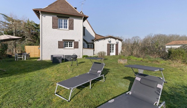 Naturma Cottage: Holiday Home with Wi-Fi and Pool near Montpon-Ménestérol