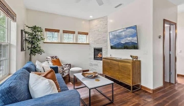 NAU/DT | Elevated 2 bdrm | Sleeps 6 | Dog Friendly