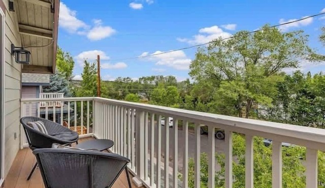 NAU/DT | Elevated 2 bdrm | Sleeps 6 | Dog Friendly