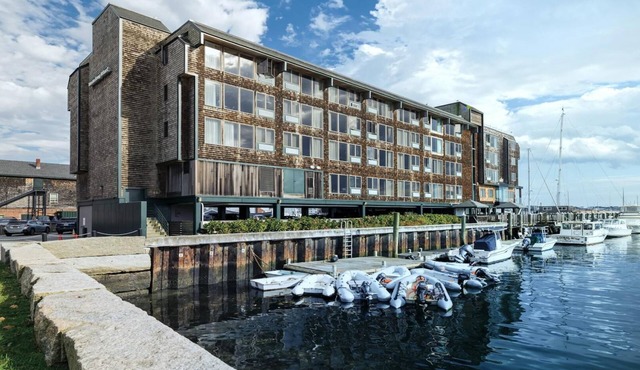 Nautical 1BR at Wyndham Inn on Long Wharf – Walk to Newport Harbor