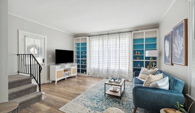 Nautical abode Uptown Maumee by River-BLUE Side!