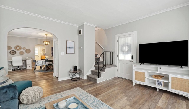 Nautical abode Uptown Maumee by River-BLUE Side!