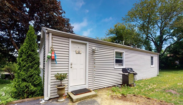 Nautical beachside home with yard, fast WiFi, W/D, walk to White Horse Beach