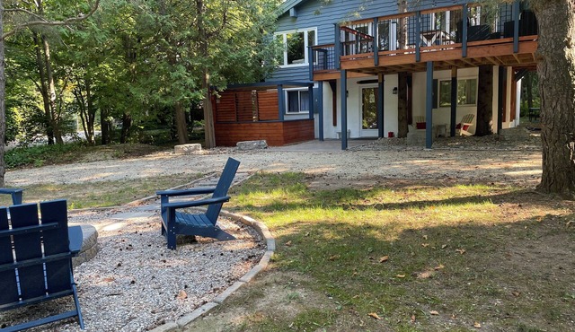 Nautical Chalet (4 bedrm) nestled in Georgian Woodlands w/Hot Tub & large deck