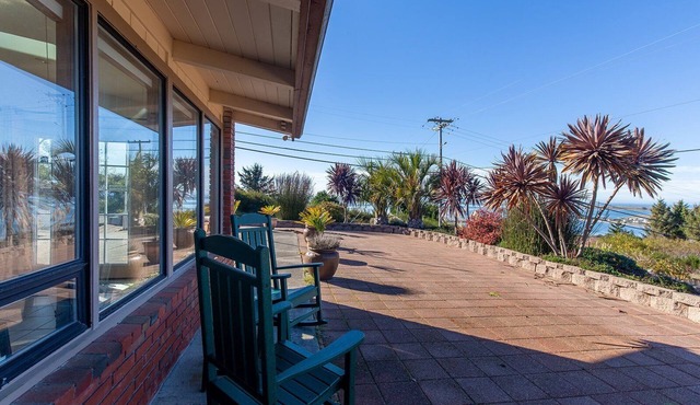 ⚓️ 🌊Nautical Escape- Bay Views, Patio, Near HWY101