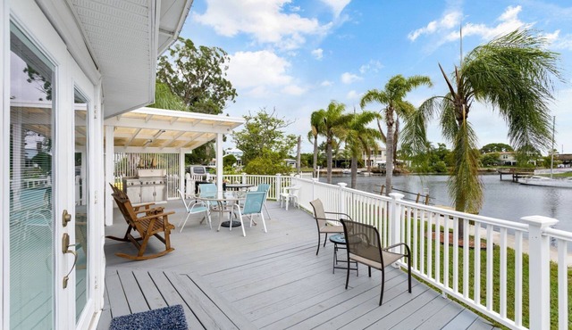 Nautical Haven 175 FT PRIVATE WATERFRONT/Dock/ Kayaks/Bicycles/5 Min to Shopping