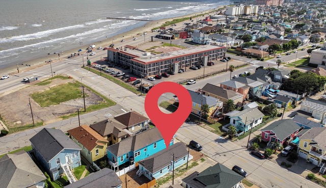 Nautical Nest - 1 block to the Beach, Newly Renovated