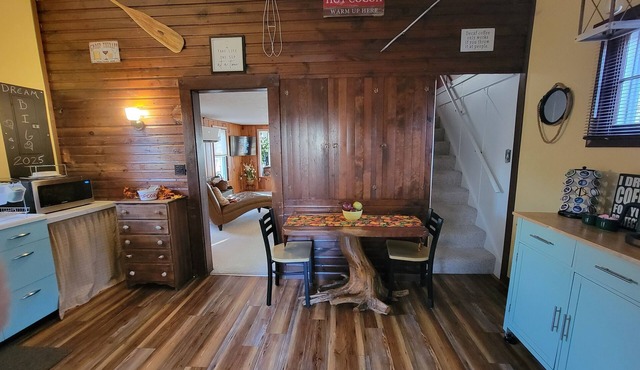 Nautical Nic's Cozy Lakefront Cottage