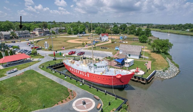 Nautical Soul, Modern Comfort: Canalfront Park Living in Heart of Historic Lewes