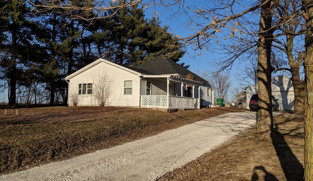 Nauvoo Country Cottage - Sleeps 12