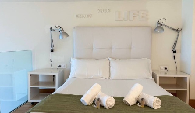 Nava Stay - Bright loft with private parking 5 min from the university