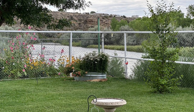Navajo Dam, River Front, Fully Equipped "Bear Cabin" Rents from 1-6 guests