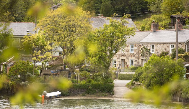 Navas Nook, Dog Friendly Waterfront Cottage