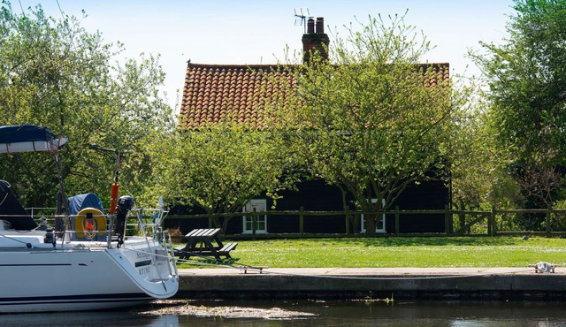 Navigation Cottage - Elegant luxury in a beautiful cottage beside a historic Sea Lock, Nature Reserv