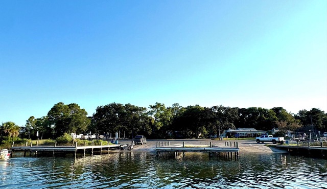 Navy Point Pet Friendly 2 bedroom 1 bathroom cozy home.