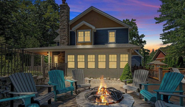 NB Getaway with HotTub, Pool & Priv Screening Room