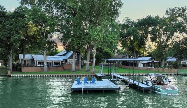 NB Lakefront Getaway*Luxury on Lake Dunlap