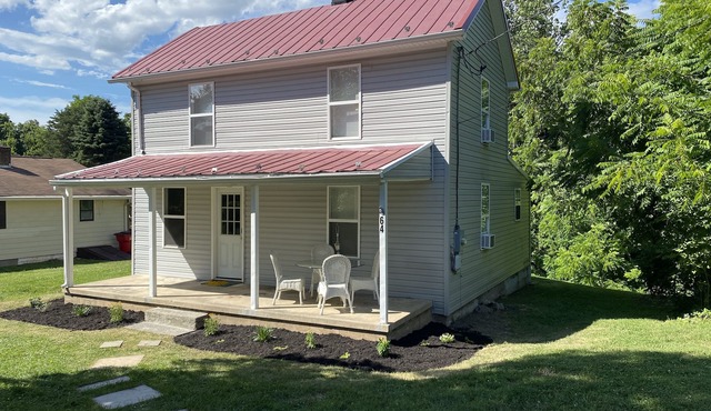 nBeamer Farmhouse Retreat Sleeps 6, Yard for Tents, Near River + C&O Canal