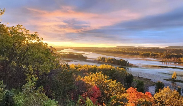 nBeautiful, Spacious Wisconsin Log Cabin Lodge With Breathtaking Water Views!