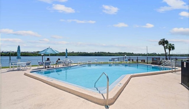 nBeautiful Waterfront Condo, 3 bedroom 2 bath, 8 min walk to the beach