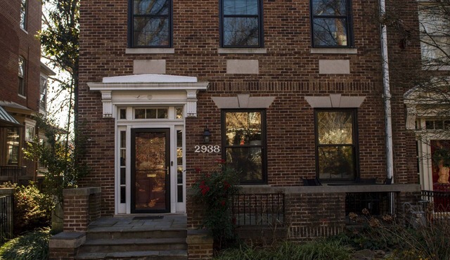 nBig and Comfy in Forest HillsCleveland Park by the Metro & Zoo! King Size Bed!