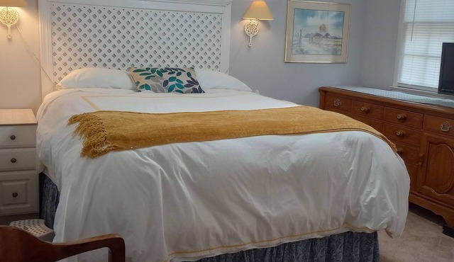 NC Lake Retreat near HPU & downtown High Point - sleeps 13