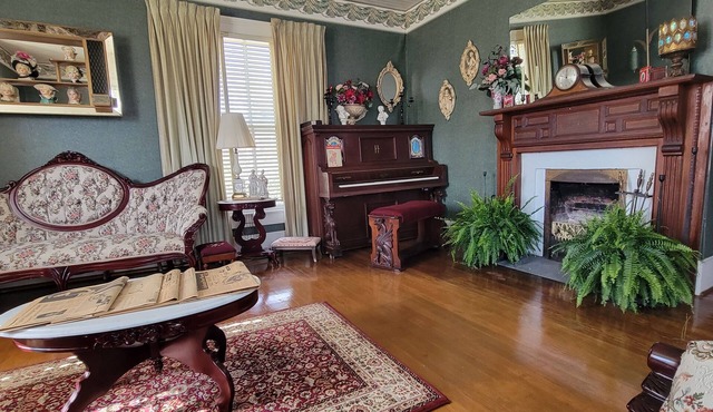 Nc's Nostalgic House 19 min from the Nc Zoo