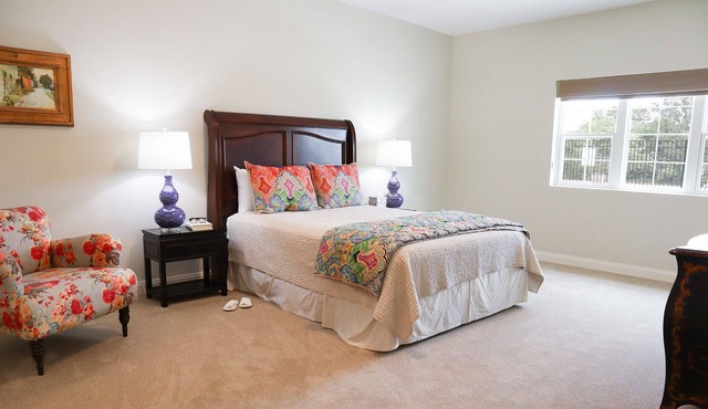 NCAA Football, 1BR/1BA-Apt w/Kitchnt, Rm Svc Avail