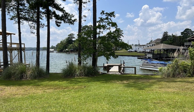 nCenterport GetAway, Family size cabin. Near restaurants, golf and AU football