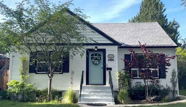 nCharming 1940 Cottage, Newly Renovated, Comfortable and Impeccably Decorated.