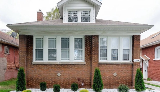 nCharming 2-bedroom space with AC, WiFi in amazing Chicago