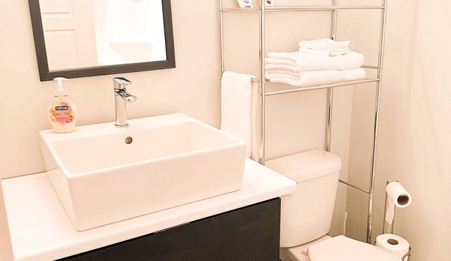 nConvenient Airport Getaway – Relaxing, Safe, and Perfect for All Travelers.