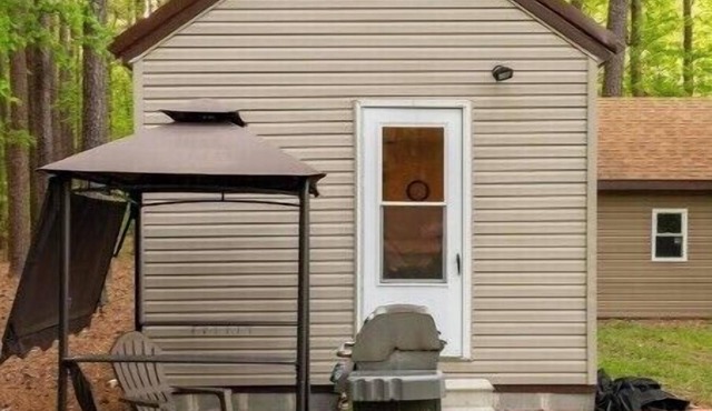 nCozy retreat in peaceful wooded setting. Pet friendly!