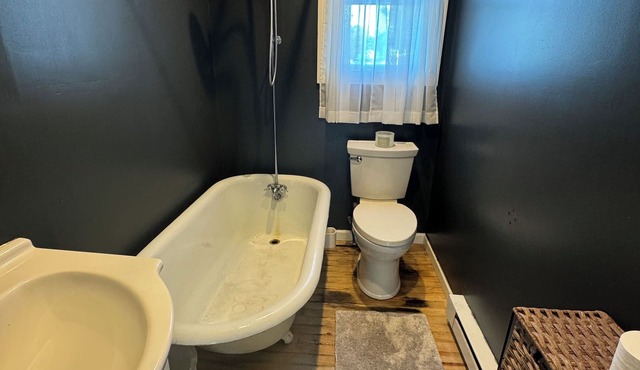 nCozy, serene waterfront 3- br cottage Walk to beach, minutes to Both L.I. Forks