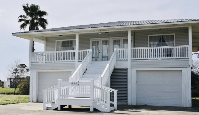 nCozy Waterfront Beach House with Private Beach/Pier/Tennis Courts