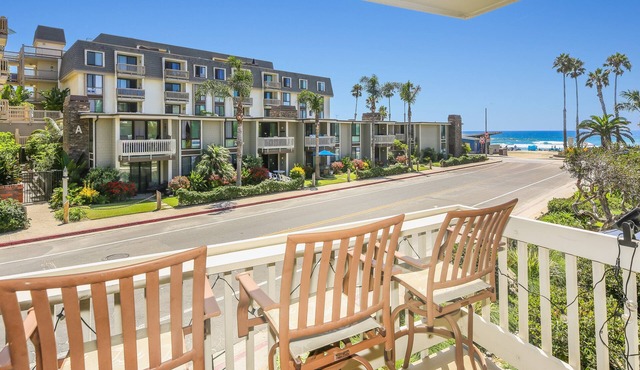 NCV C4 Beautiful beachfront cottage, all new furnishings w/Stunning Ocean views